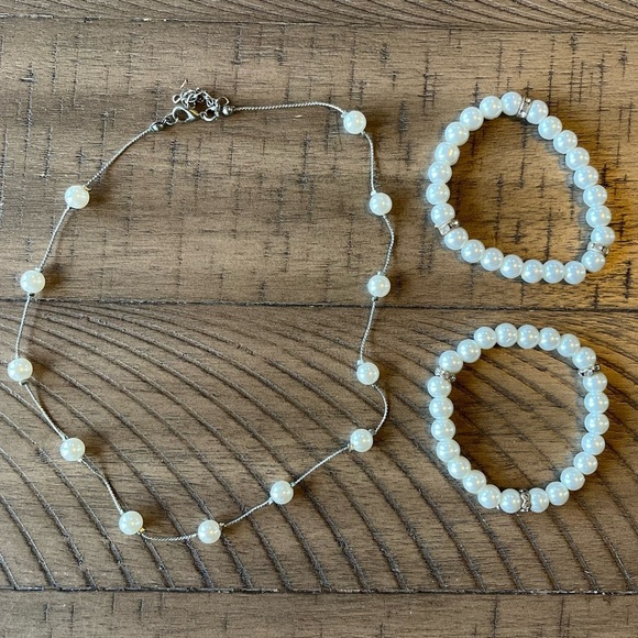 Silver and Pearl Necklace with 2 Pearl and Rhinestone Bracelets - Picture 1 of 4
